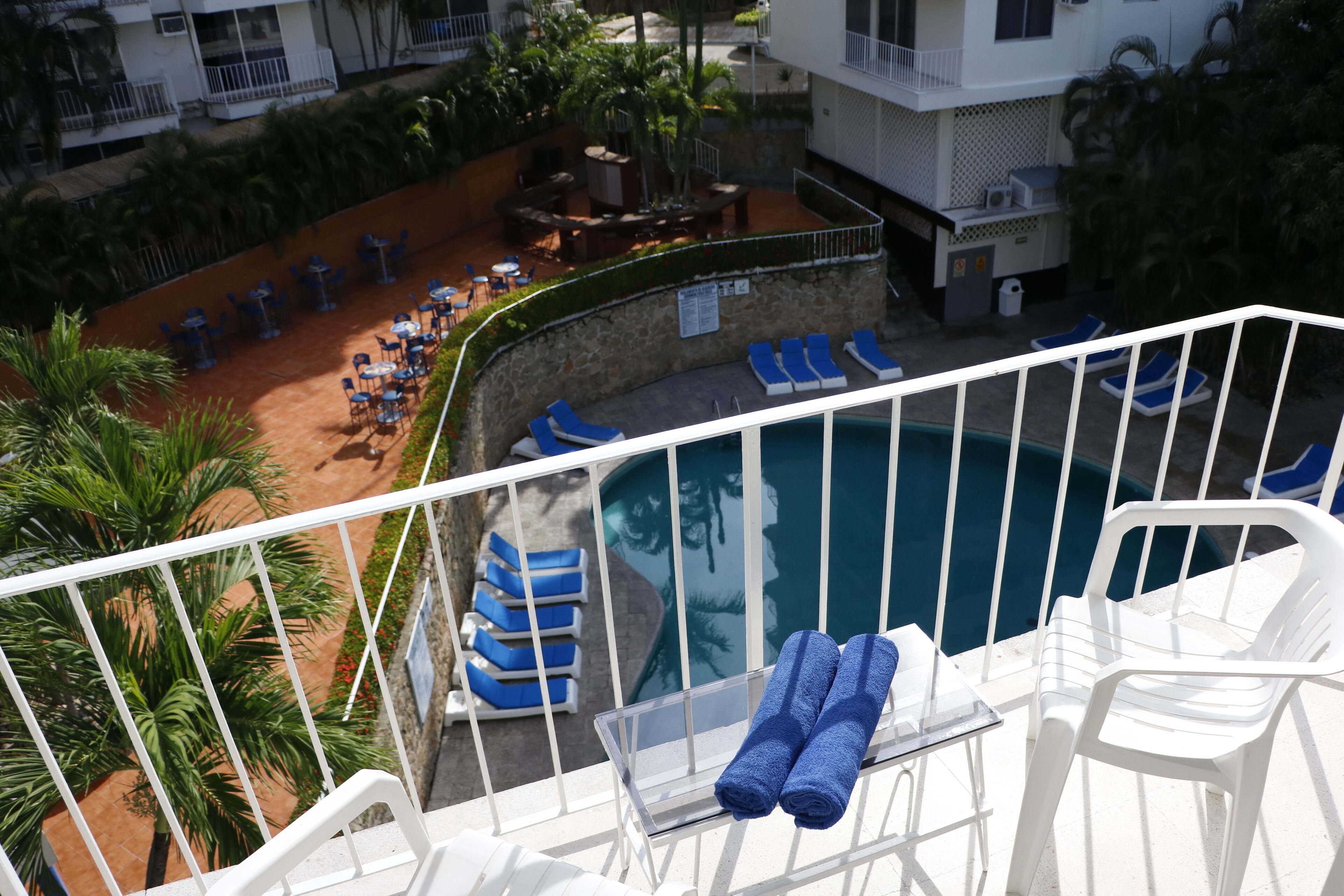 Ein Poolbereich mit Liegestühlen und einem Pool.