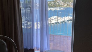 A room with a view of a marina and buildings across the water. - Alba Suites Acapulco (Acapulco)
