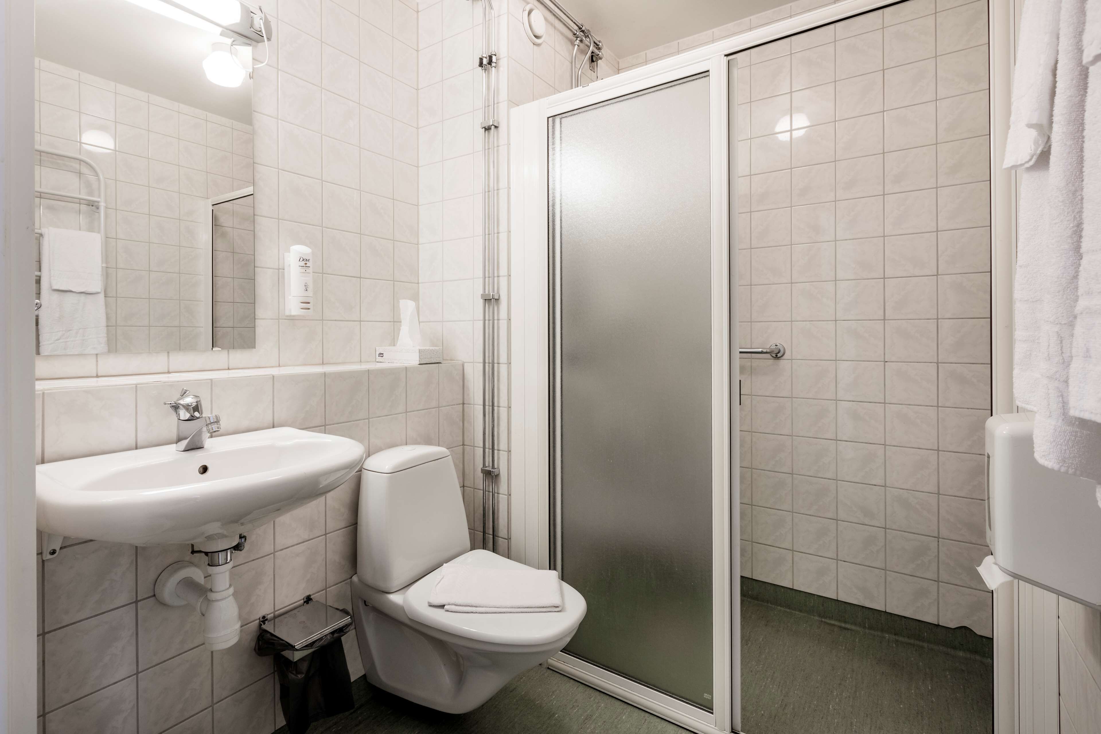 shower, free toiletries, hair dryer, towels