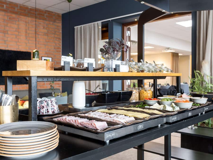 Serveert lunch en diner, internationale gerechten