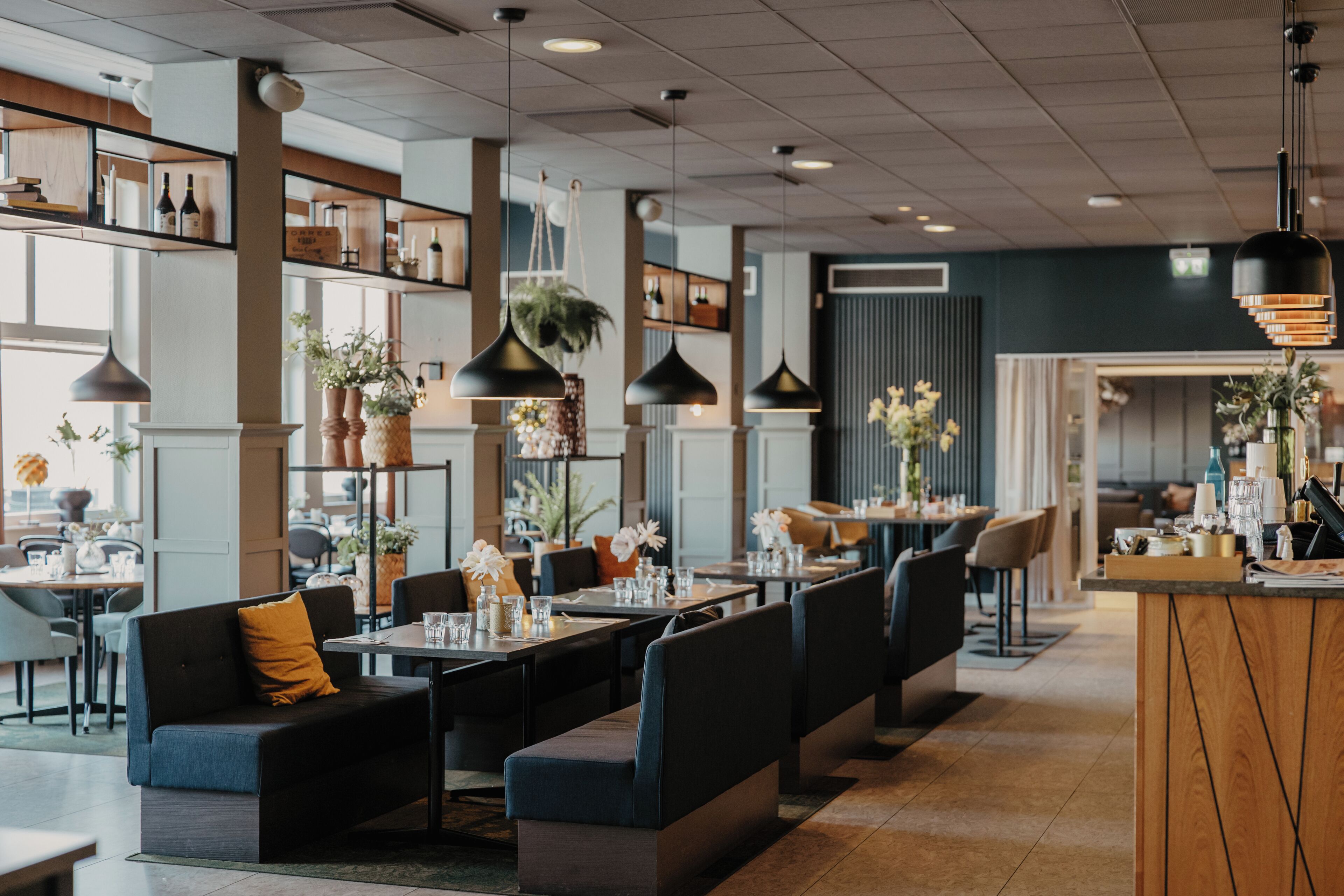 Lunch and dinner served, international cuisine