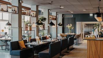 Lunch and dinner served, international cuisine