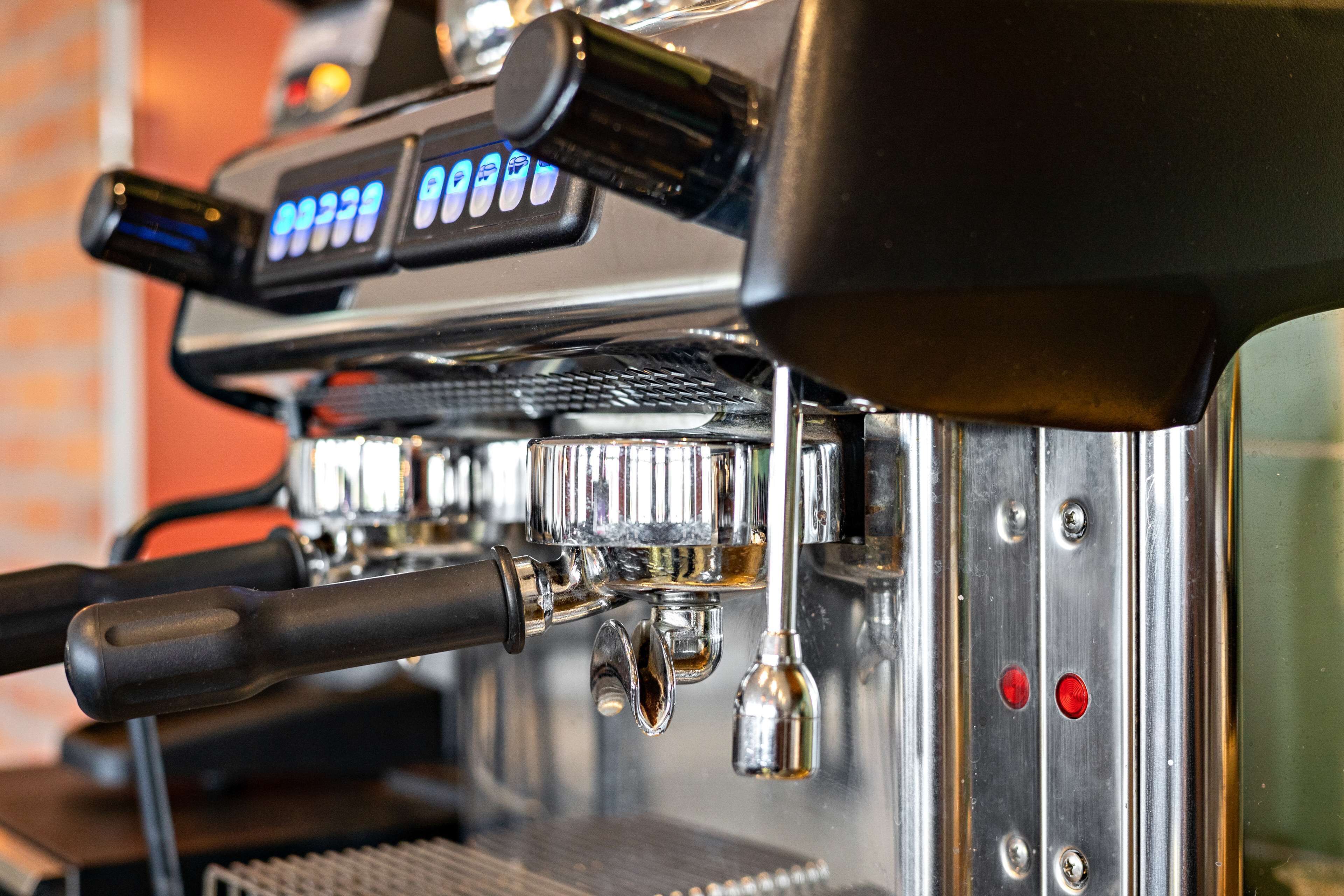 lunch and dinner served, international cuisine