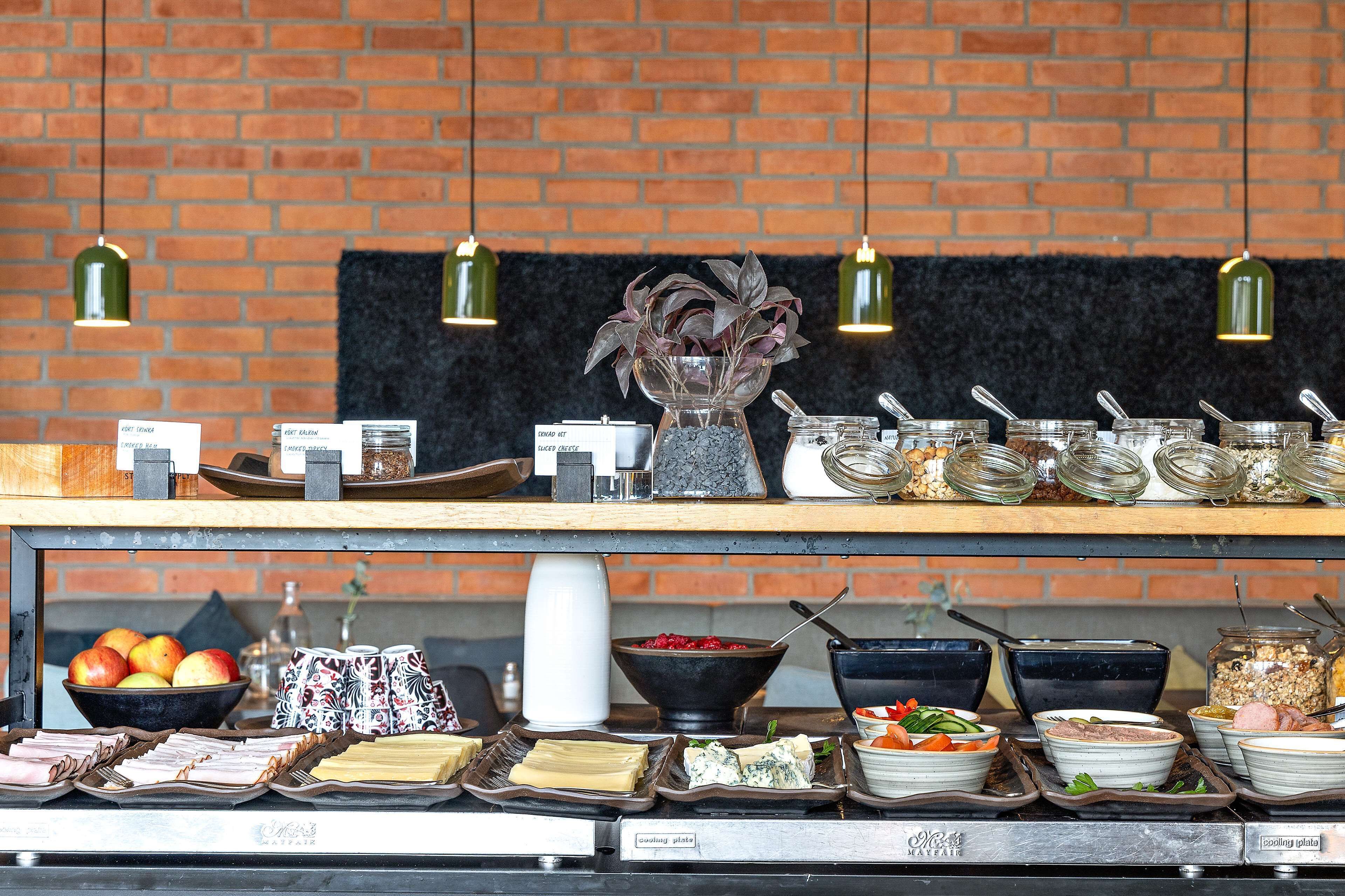 Buffet amb diferents plats i condiments.