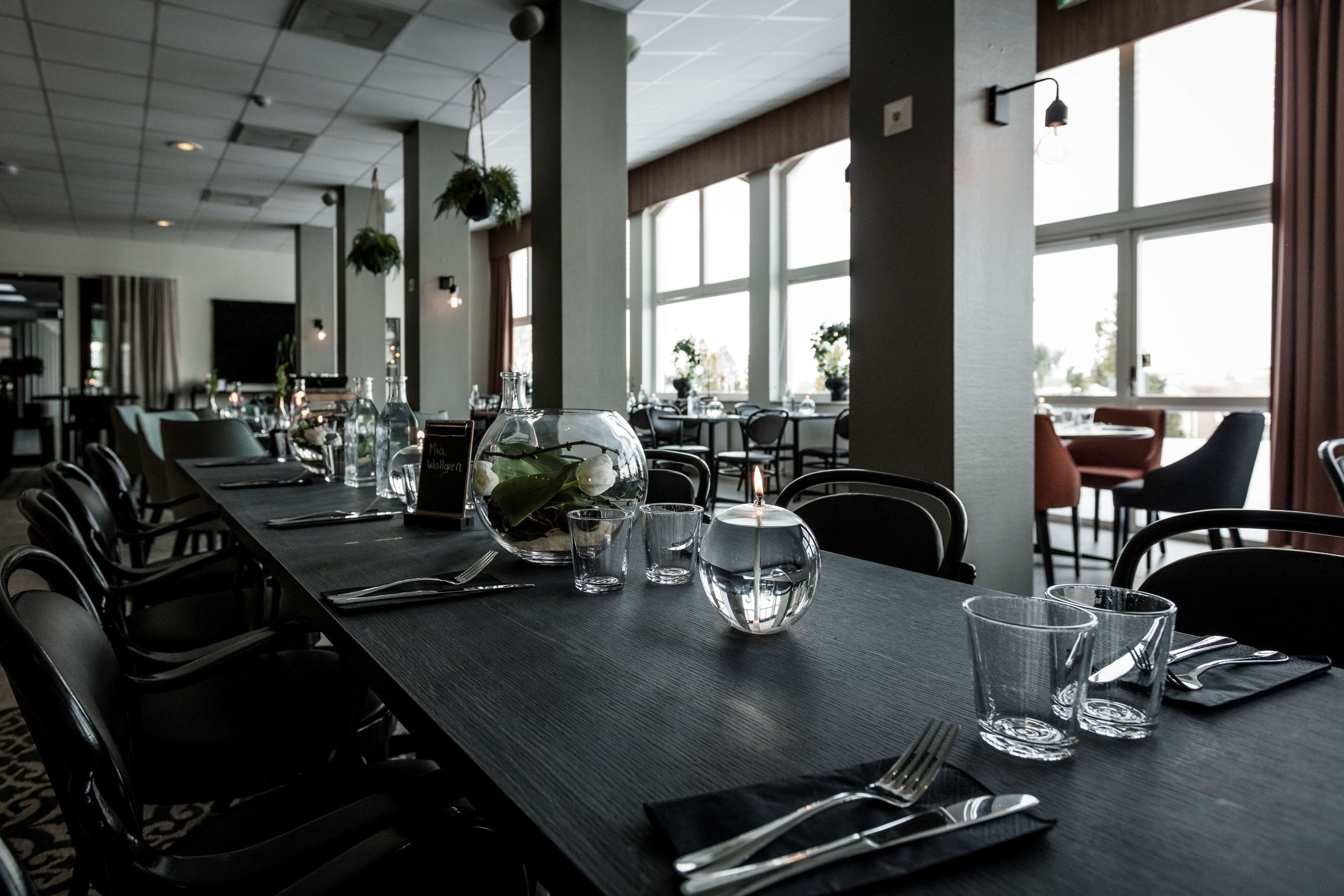 lunch and dinner served, international cuisine