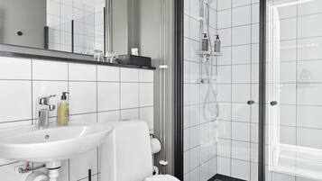 Dusch, gratis toalettartiklar, hÄrtork och handdukar