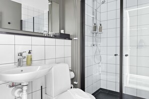 Shower, free toiletries, hair dryer, towels - Hotel Falkoping, Sure Hotel Collection by Best Western (Falkoping)
