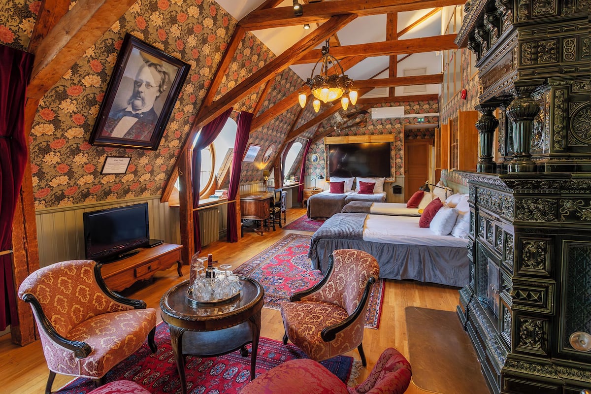 بديكورات فريدة لكل غرفة وطراز فريد لكل وحدة ومكواة/لوح كي