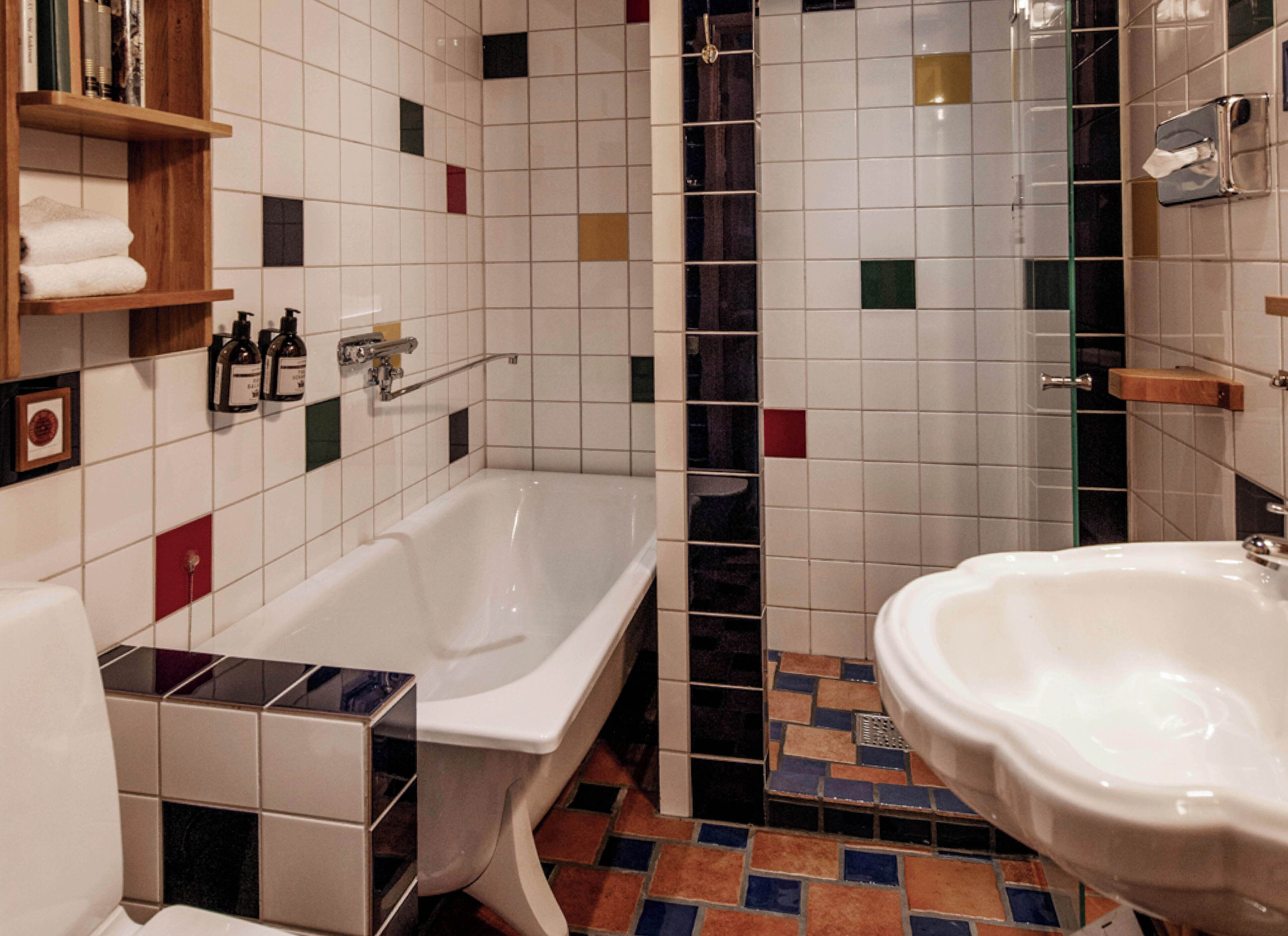 1 bedroom, individually decorated, individually furnished