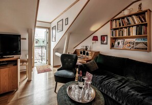 Superior Twin Room (Torellska House, Spa excluded) | Individually decorated, individually furnished, iron/ironing board