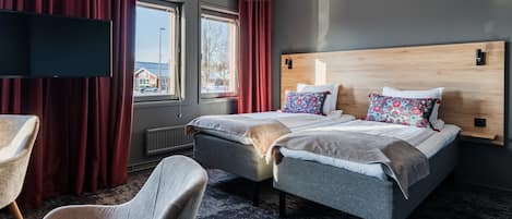 Comfort Quadruple Room | Desk, blackout drapes, iron/ironing board, cribs/infant beds