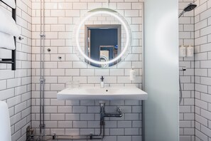 Shower, free toiletries, hair dryer, towels - Hotell Fridhemsgatan (Mora)