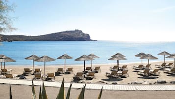 Plage privée, chaises longues, parasols, serviettes de plage