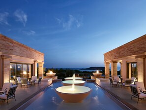 2 bars-salons, bar attenant à la piscine, bar sur la plage