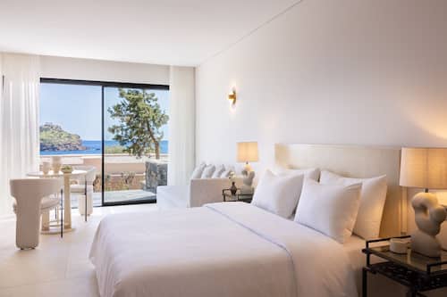 Deluxe Bungalow Temple & Sea View | Ylelliset vuodevaatteet, untuvapeitot, minibaari, tallelokero huoneessa