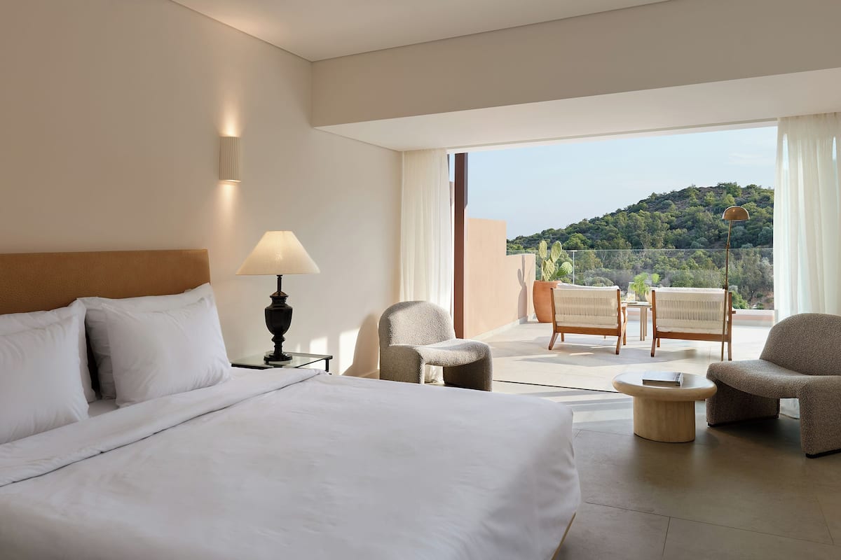 Family Room | 1 bedroom, premium bedding, down comforters, Tempur-Pedic beds