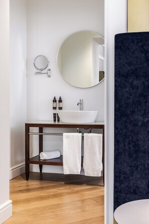 Junior Suite | Phòng tắm | Buồng tắm vòi sen, máy sấy tóc, chậu vệ sinh/vòi rửa, khăn tắm 