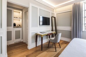 Deluxe Double Room, 1 Double Bed | 1 bedroom, premium bedding, minibar, in-room safe