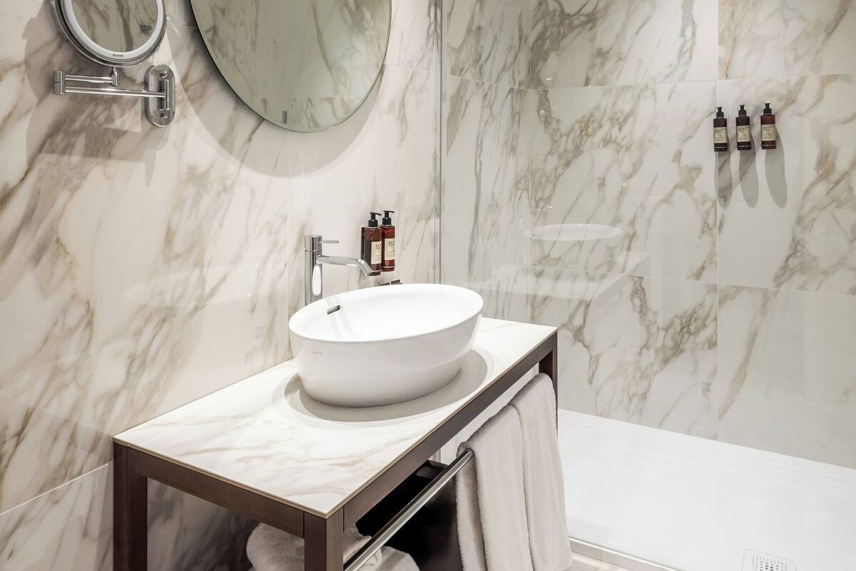 shower, hair dryer, bidet, towels