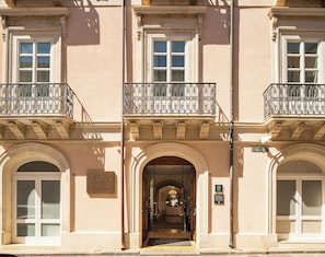 Property entrance - Palazzo Artemide - VRetreats, SLH Collection (Syracuse)