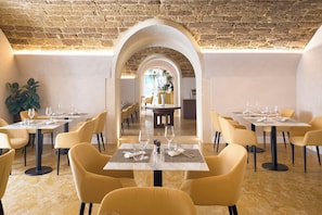 Lunch, dinner served; Italian cuisine, alfresco dining