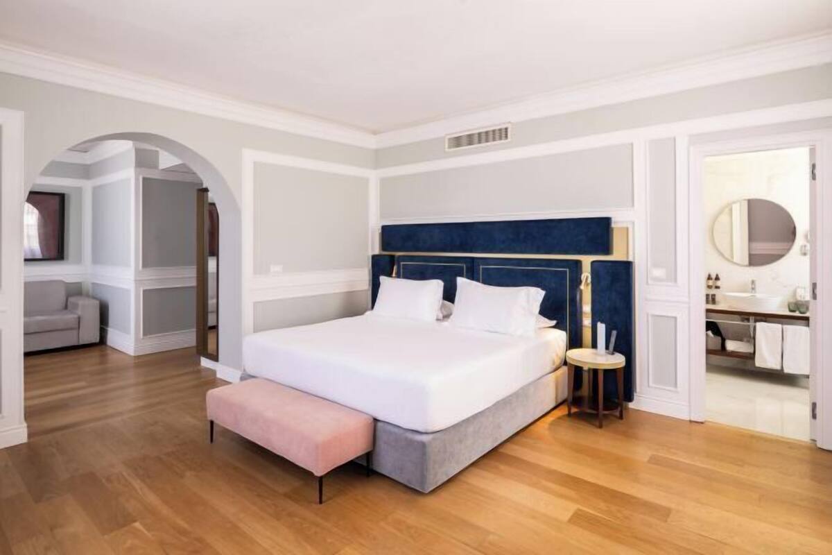 Premium bedding, minibar, in-room safe, desk
