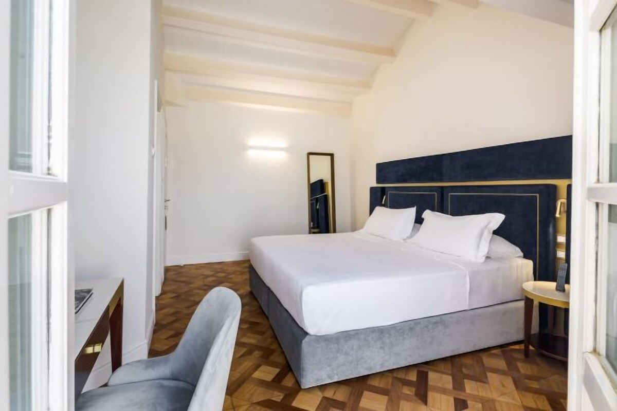 Peralatan tempat tidur premium, bar mini, peti besi dalam bilik, meja 