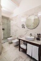 Ducha, secador de pelo, bidet, toallas