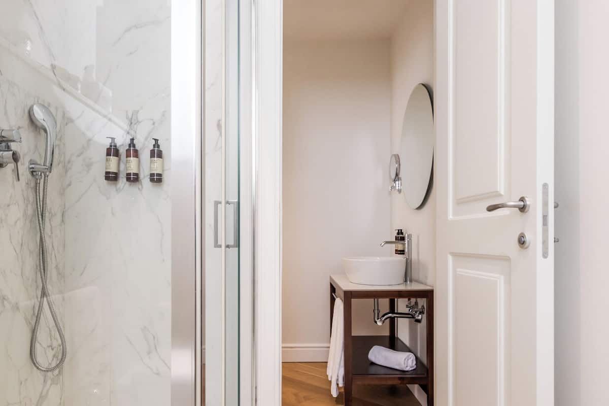 suite | bathroom | shower, hair dryer, bidet, towels