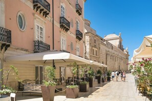 Lunch, dinner served; Italian cuisine, alfresco dining 