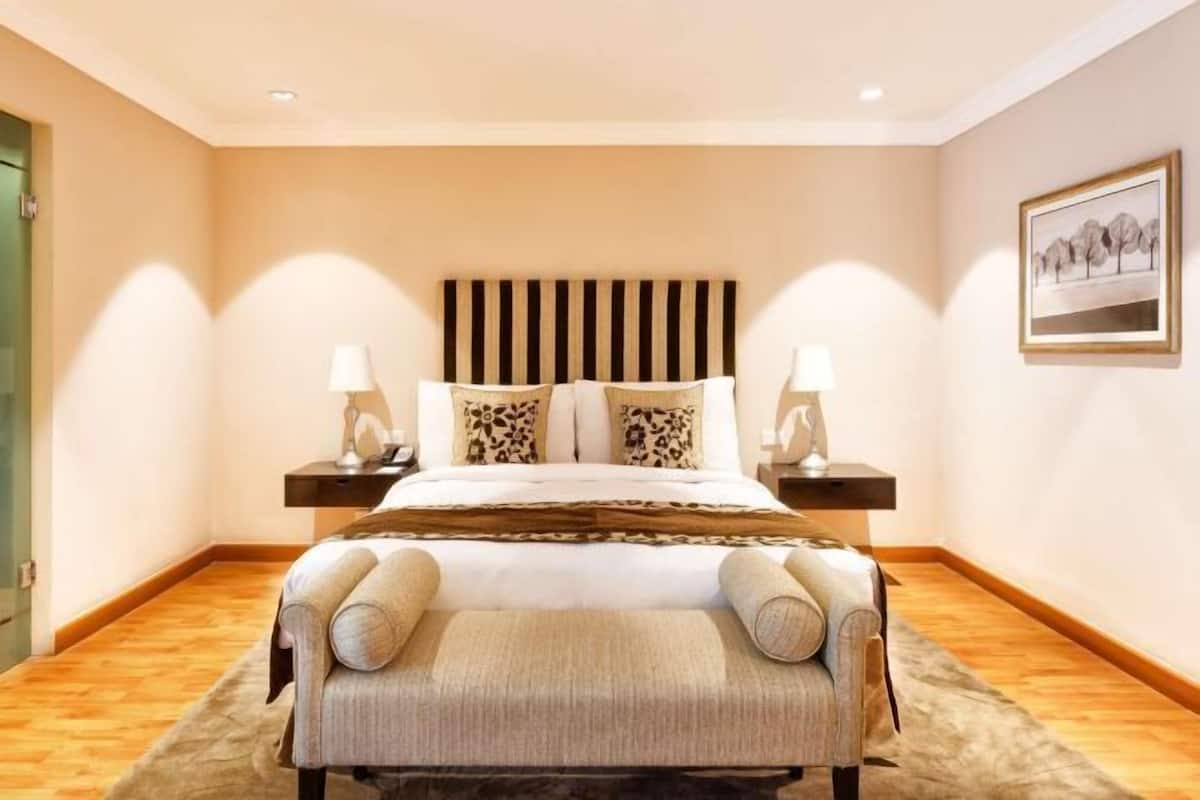 Egyptian cotton sheets, premium bedding, down comforters, pillowtop beds