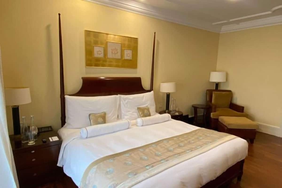 Egyptian cotton sheets, premium bedding, down comforters, pillowtop beds