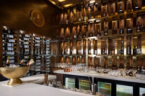Bar (trong khuôn viên)
