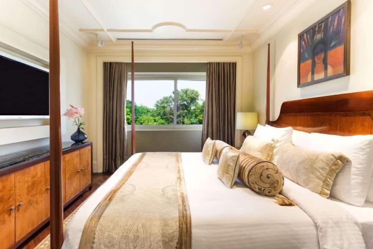 Egyptian cotton sheets, premium bedding, down comforters, pillowtop beds