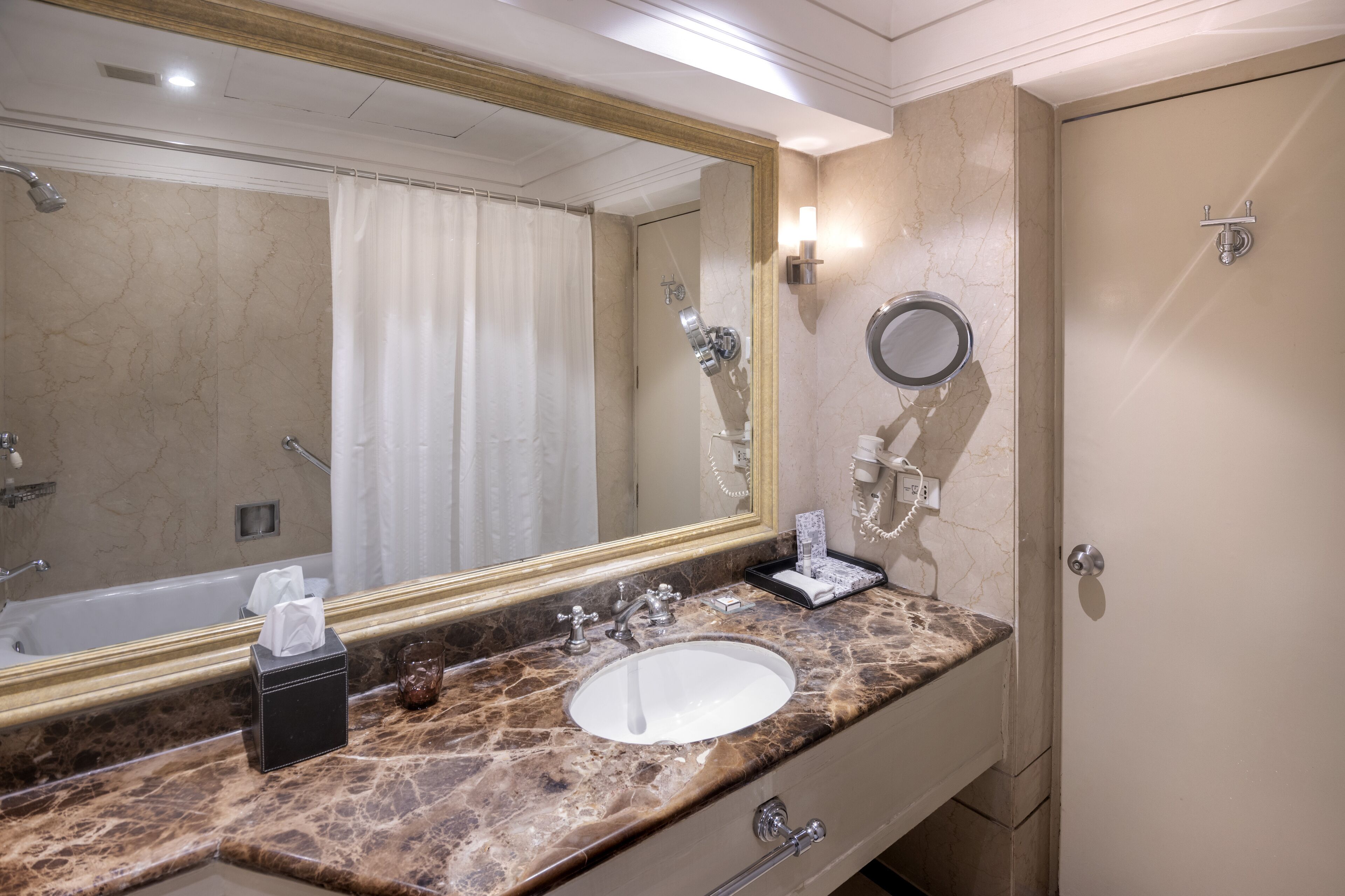 Room, Non Smoking (Heritage) | Bathroom | Designer toiletries, hair dryer, bathrobes, slippers
