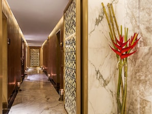 Trị liệu toàn thân, liệu pháp hương thơm, massage đá nóng