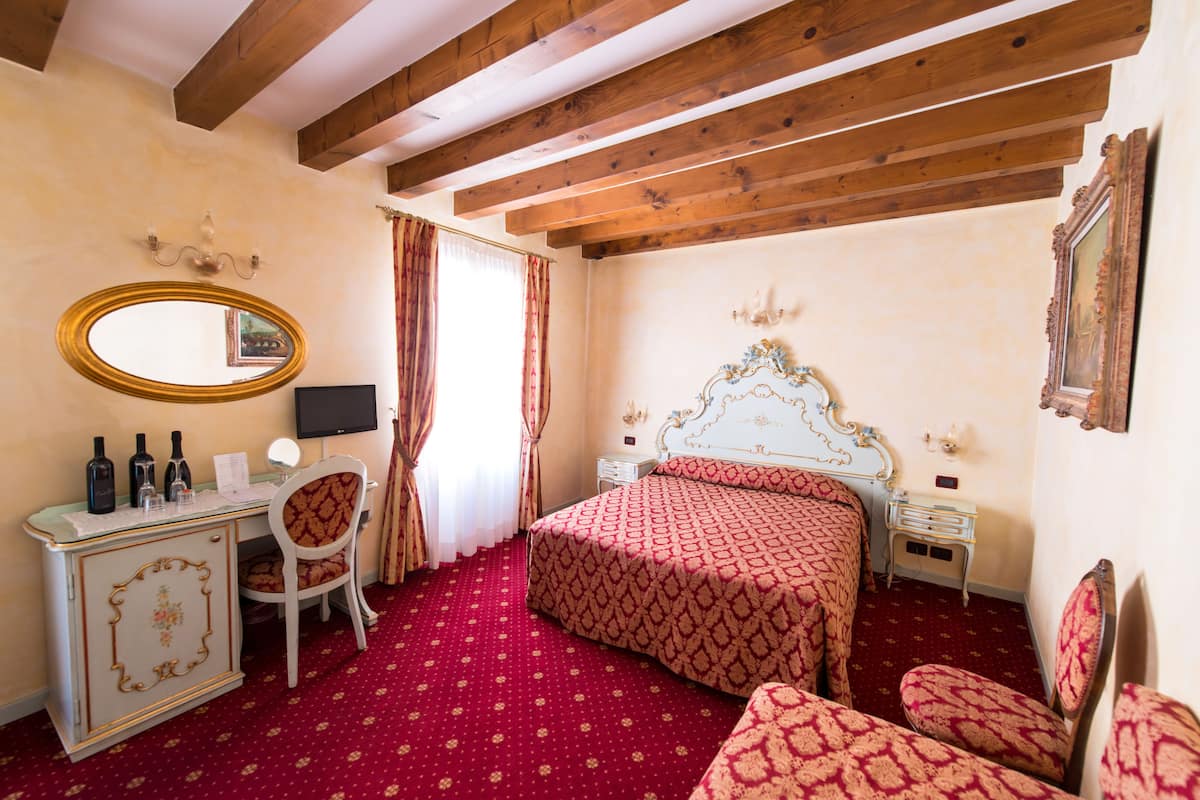 Suite Junior, vue canal | Minibar, coffres-forts dans les chambres, bureau, chambres insonorisées