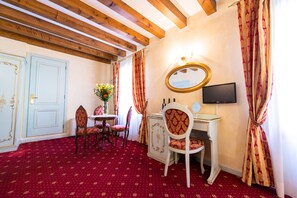 Minibar, caja de seguridad en la habitación y escritorio 