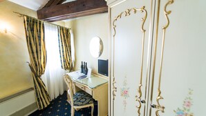 A room with a desk, chair, and a wardrobe. - Locanda Ca' Zose (Venice)
