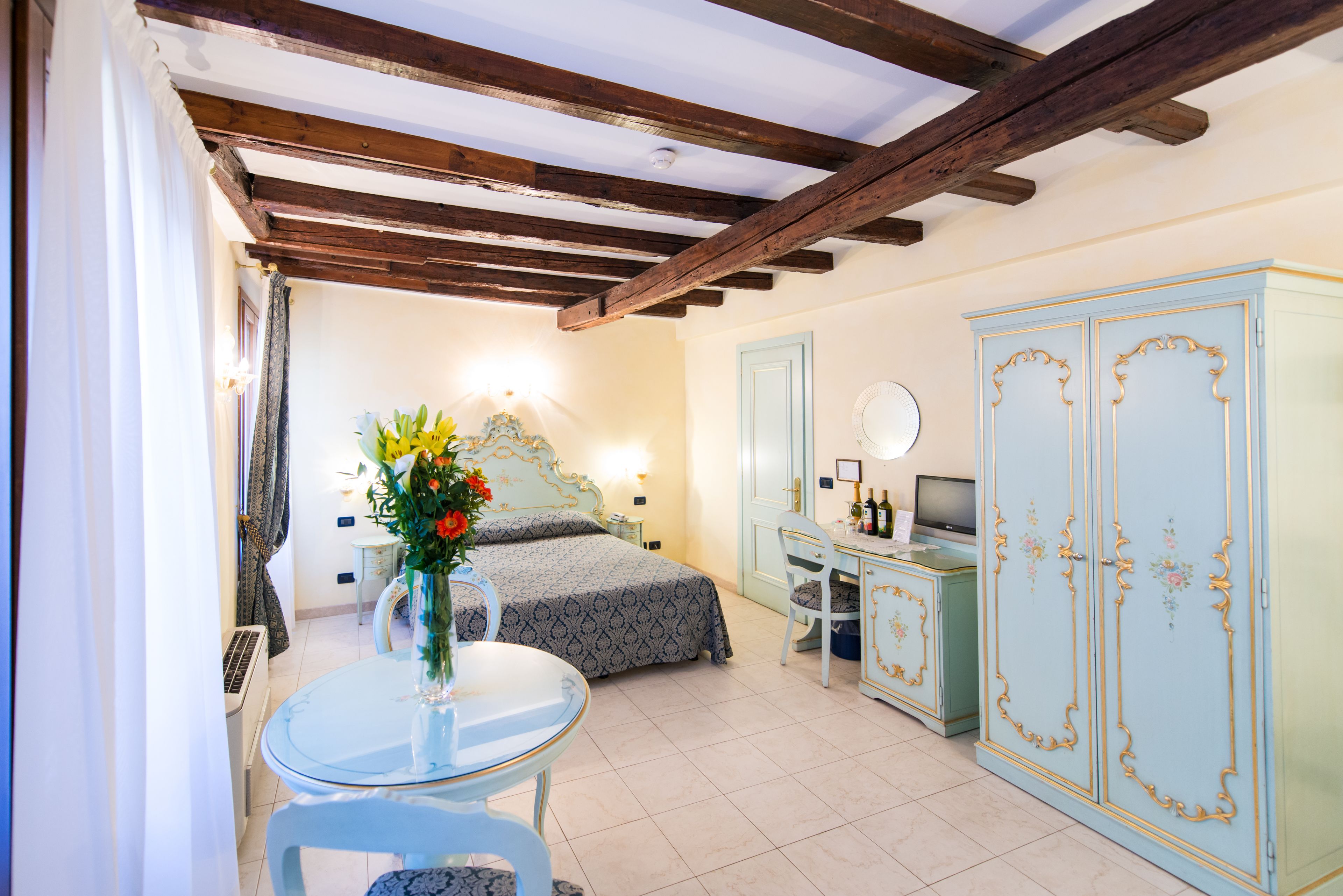 ميني بار وخزنة داخل الغرفة ومكتب وتجهيزات عازلة للصوت