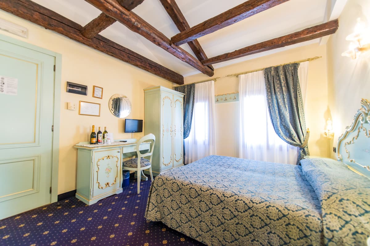 Minibar, coffres-forts dans les chambres, bureau, chambres insonorisées