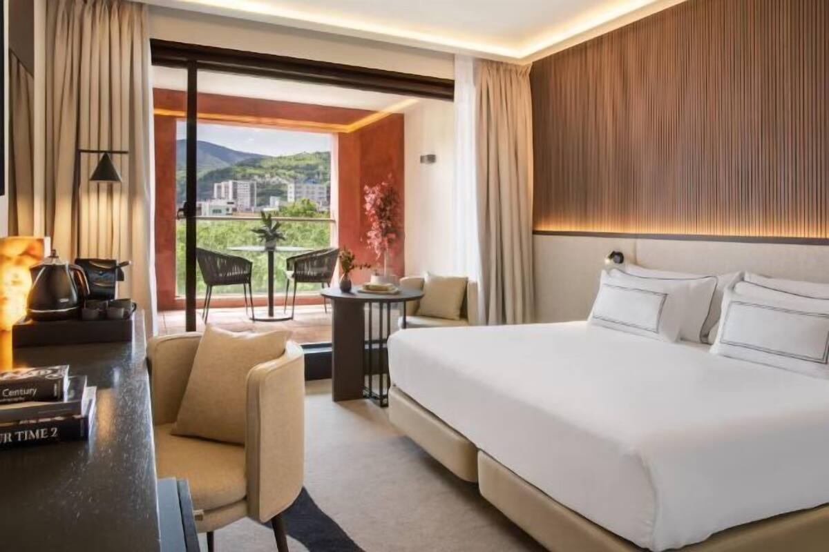 Een minibar, een kluis op de kamer, een bureau, geluiddichte muren