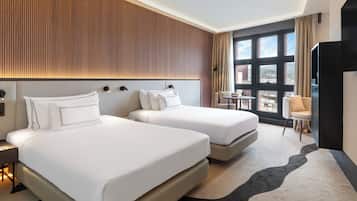 Family Room | Minibar, in-room safe, desk, soundproofing