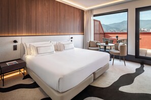 迷你吧、客房内保险箱、办公桌、隔音