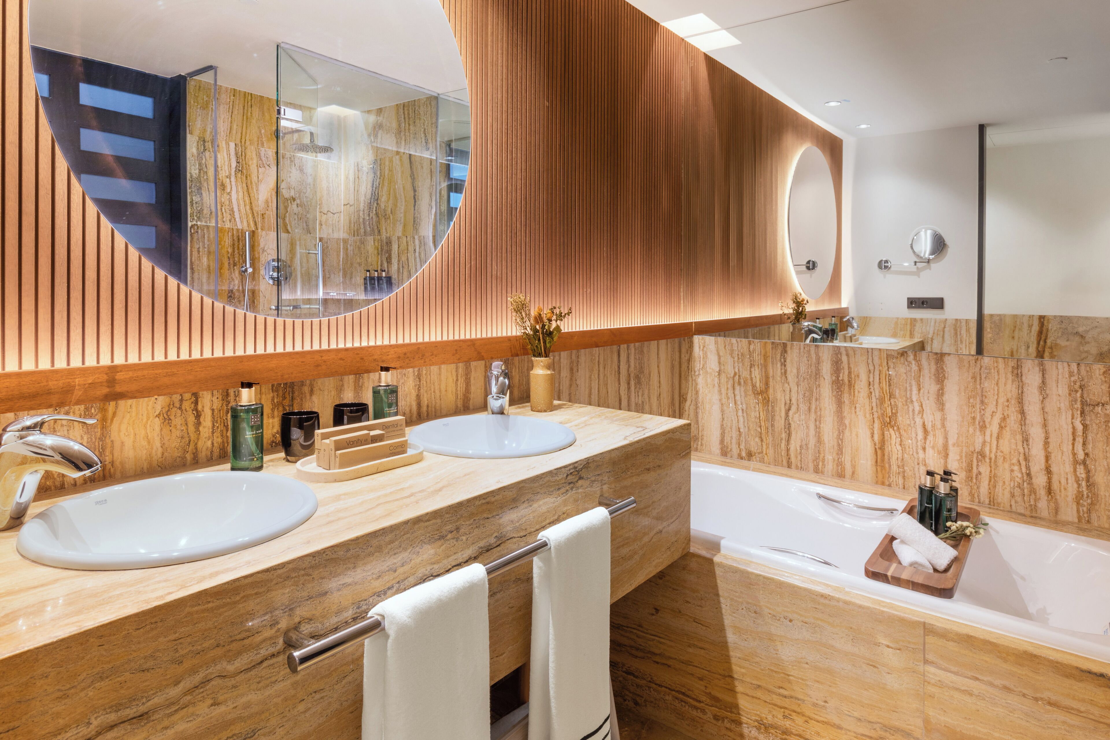 Junior Suite The Level | Een minibar, een kluis op de kamer, een bureau, geluiddichte muren