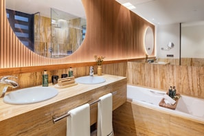 Junior Suite The Level | Minibar, in-room safe, desk, soundproofing