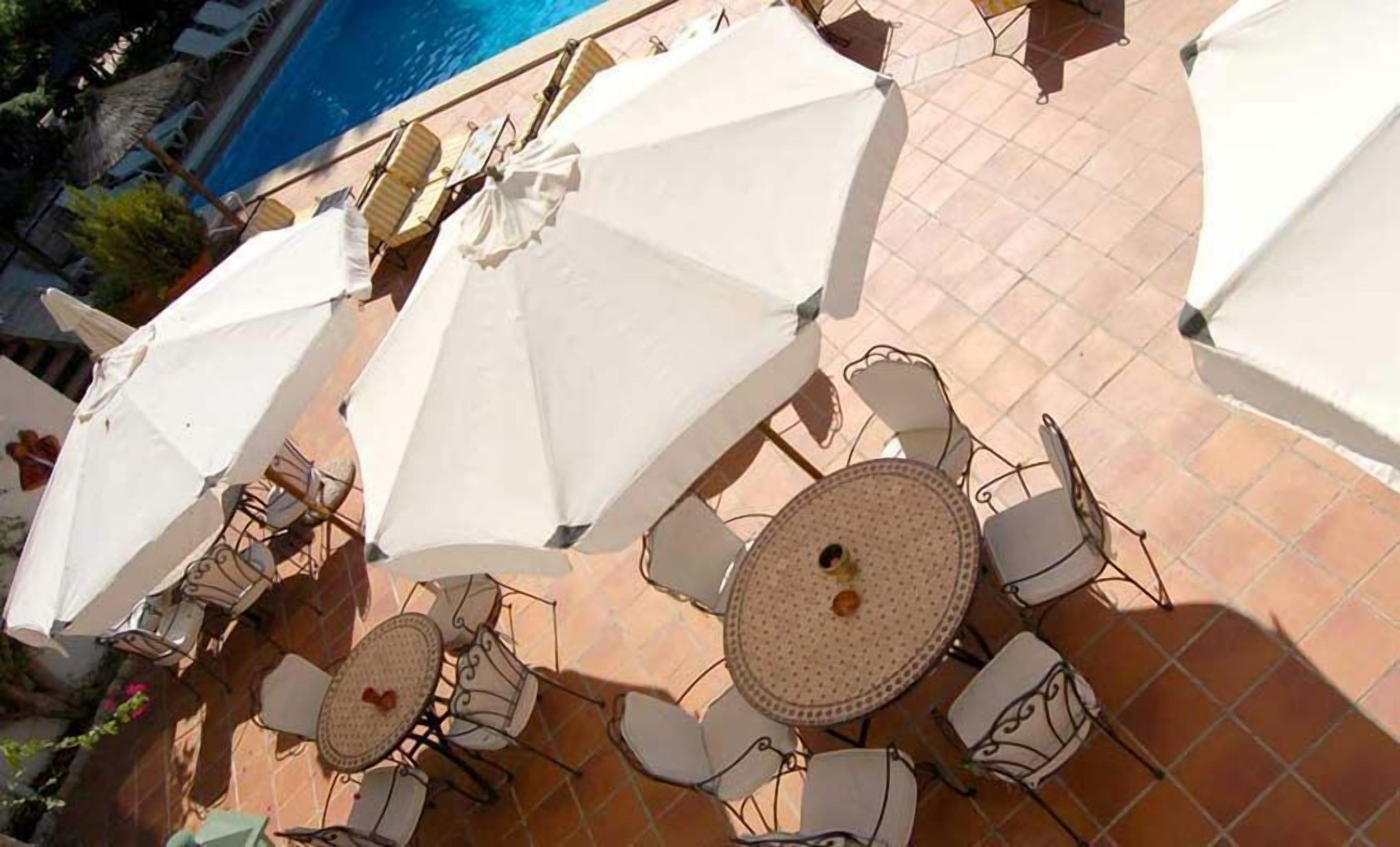 Breakfast and dinner served