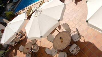 Breakfast and dinner served