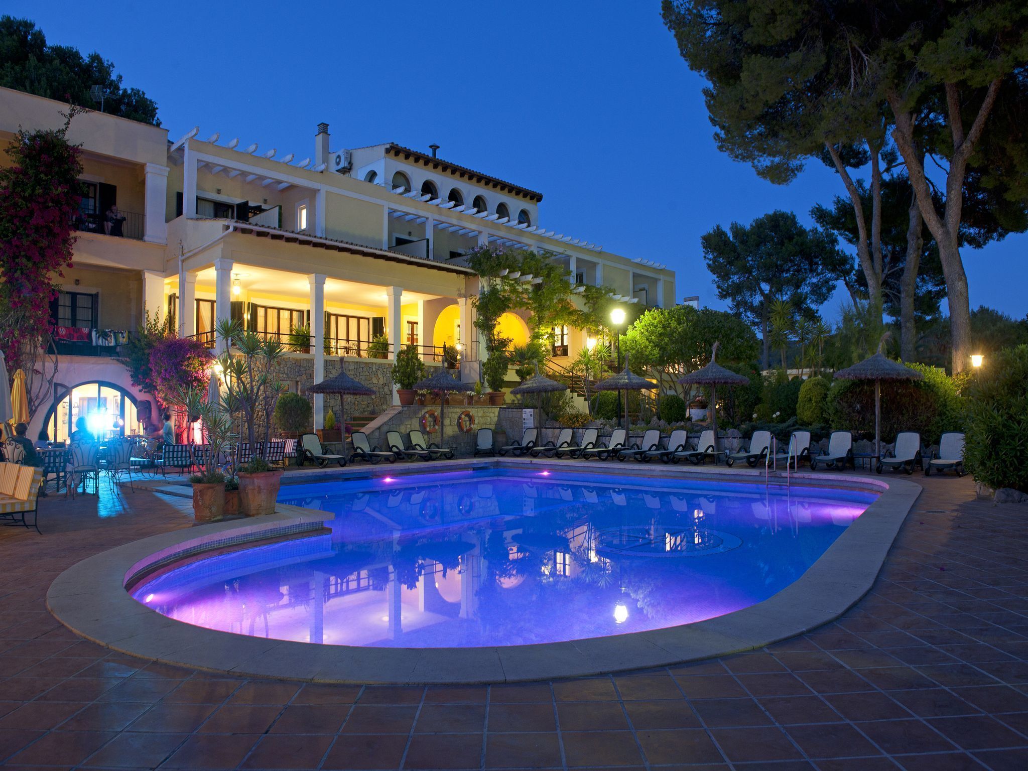 Una piscina cubierta, una piscina al aire libre