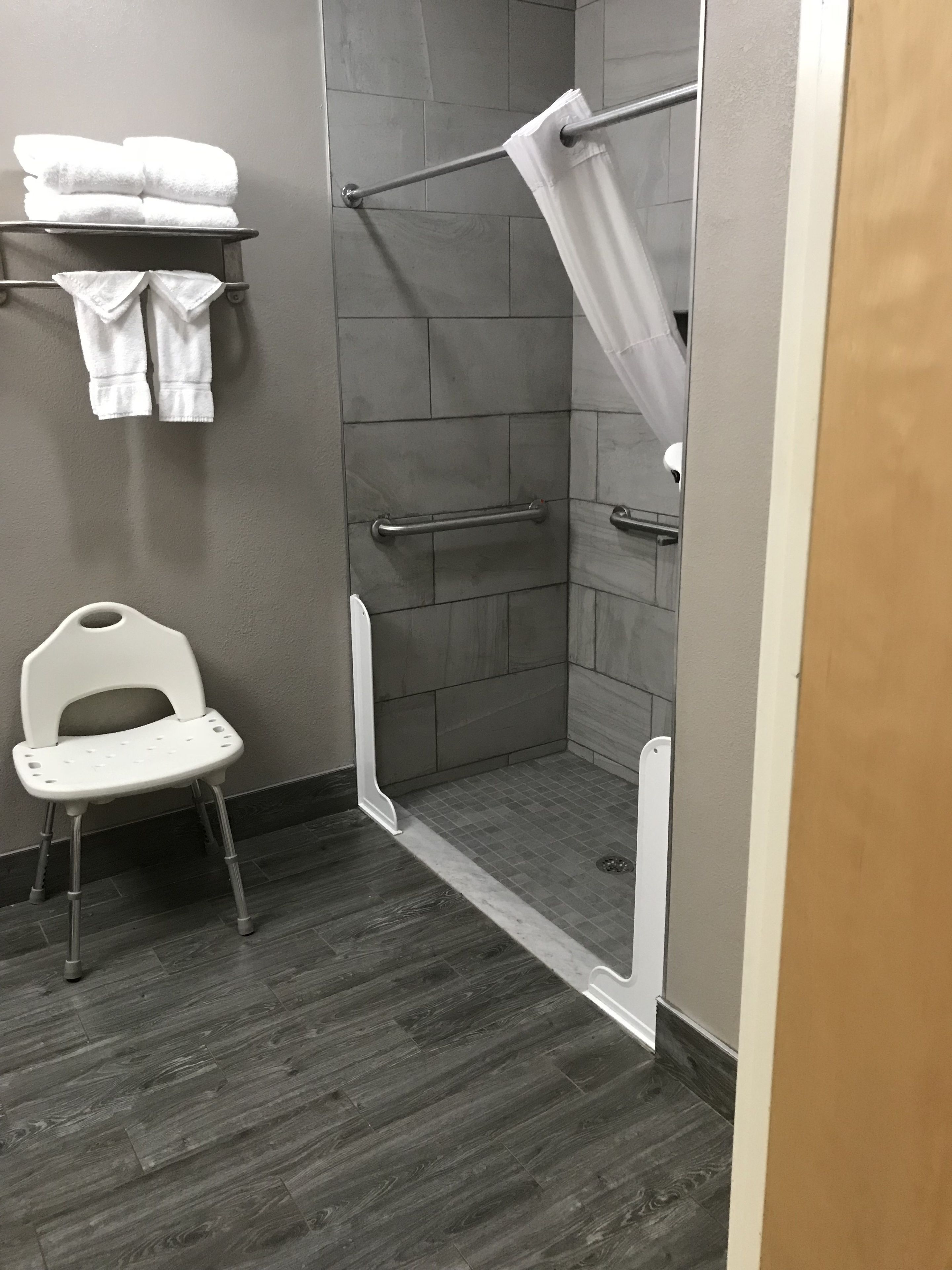 room, 1 king bed, accessible, non smoking | bathroom | combined shower/bathtub, free toiletries, towels